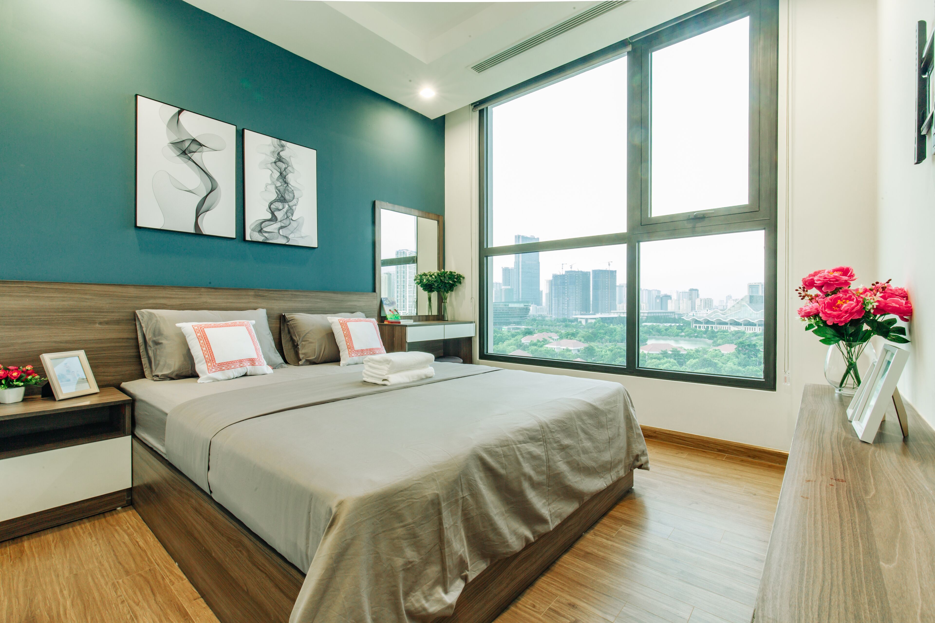 3 habitaciones, tabla de planchar con plancha, wifi y ropa de cama 