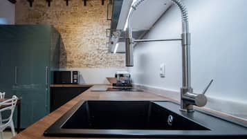 Microondas, horno, lavavajillas y cafetera o tetera