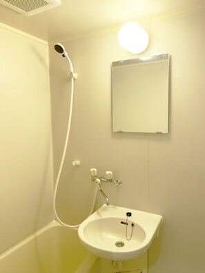 Apartment 202 | Bathroom | Combined shower/tub, free toiletries, hair dryer, slippers