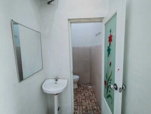Standard Double Room | Bathroom - Hotel O Griya Annisa (Tegal)