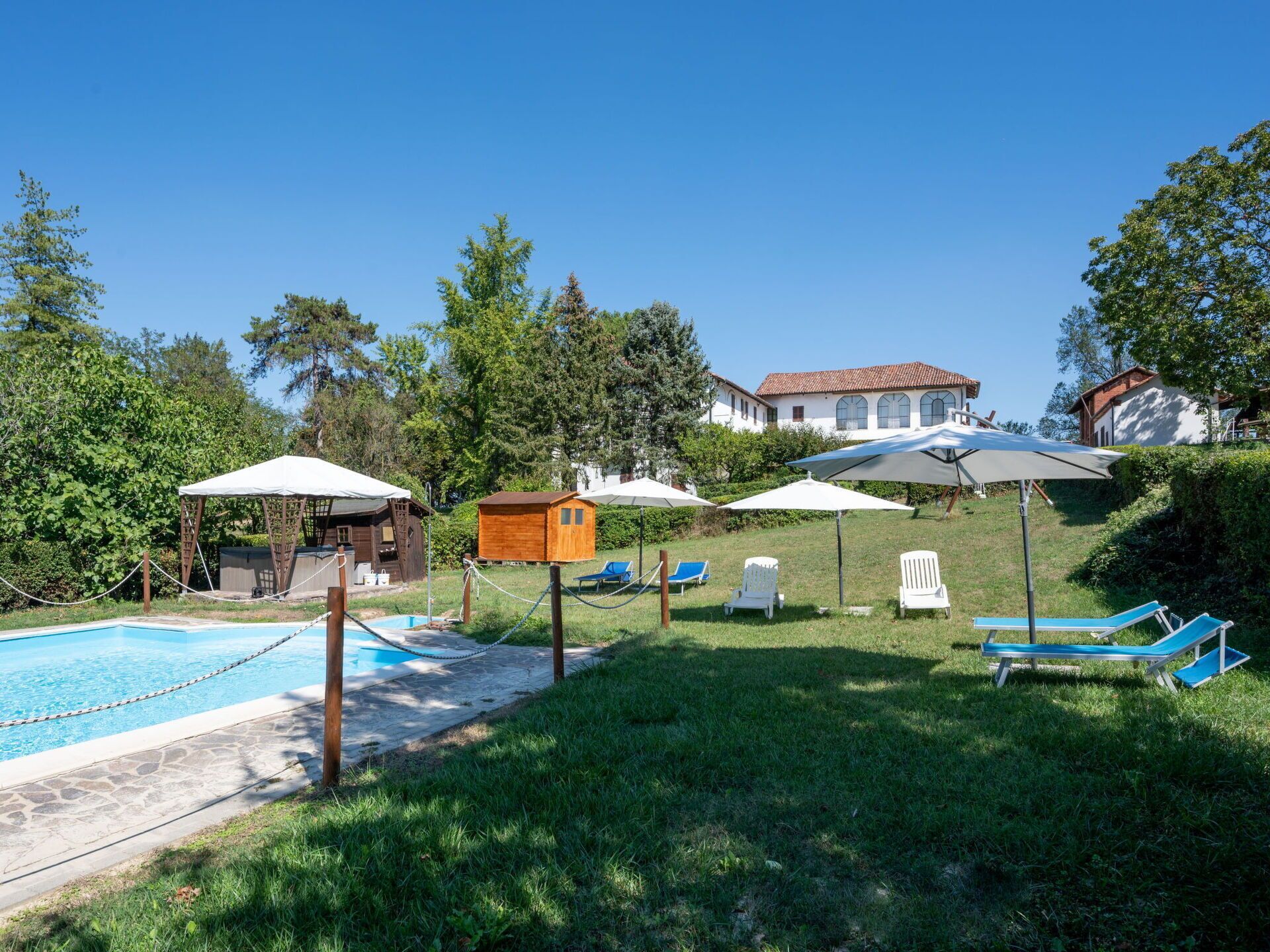 Wasser, Pflanze, Himmel, Baum, Schatten, Gartenmöbel, Freizeit, Haus, Schwimmbad, Grundeigentum