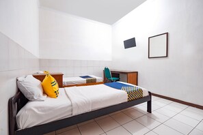 Escritorio, wifi gratis y ropa de cama