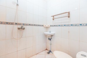 Shower, towels - OYO 2765 Mulia Raja (South Tangerang)