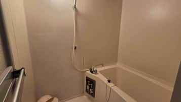 Quarto standard, para não fumantes (JPN Style Room with Two Rooms) | Banheiro | Produtos de toalete grátis, secador de cabelo, chinelos