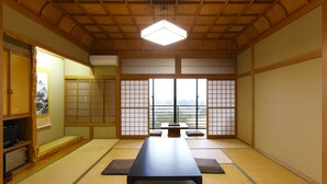 低刺激性寝具、羽毛の掛け布団、セーフティボックス (室内)、デスク