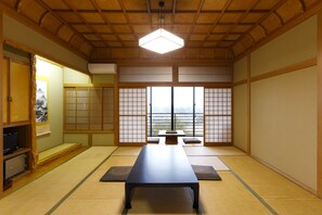 Hypo-allergenic bedding, down comforters, in-room safe, desk - Wakamiro (Hokuto)