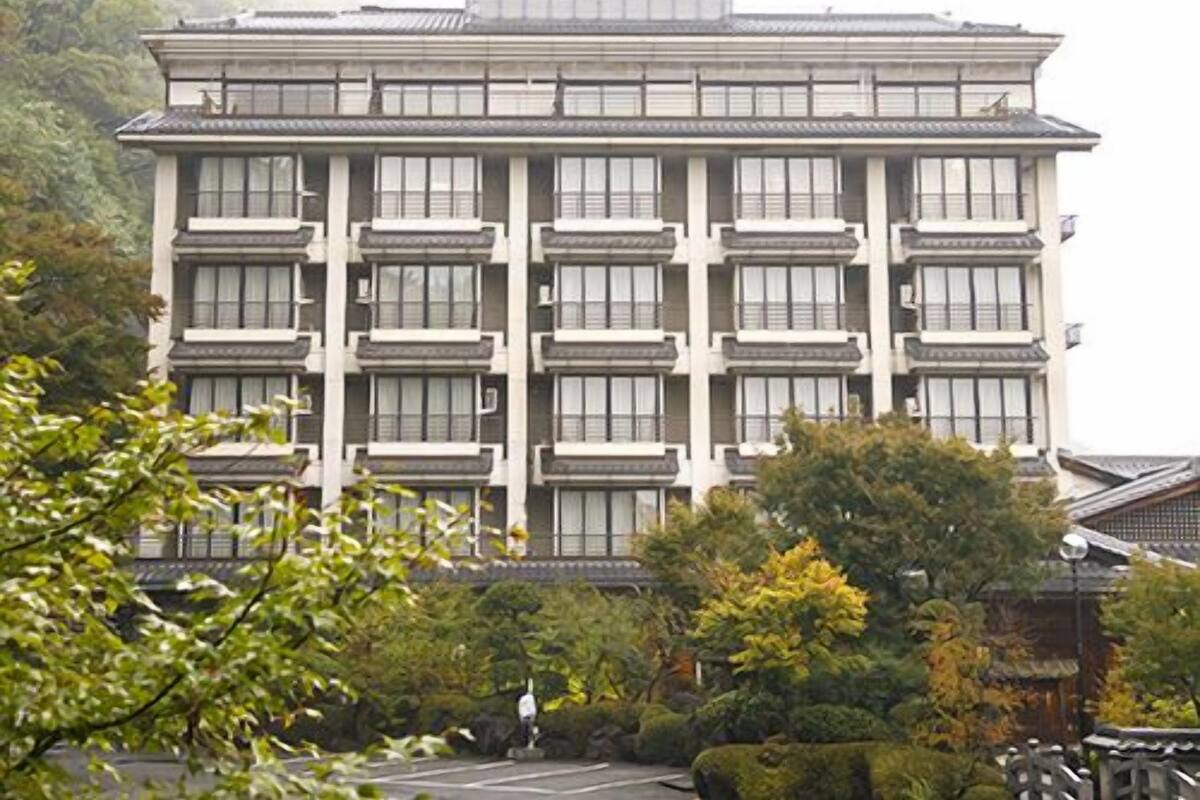 Un edificio de varios pisos con un letrero en la parte superior.