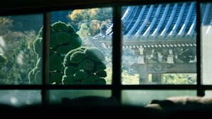 A traditional Japanese building with a tiled roof and wooden structures. - Temple Hotel Habanobo (Minobu)