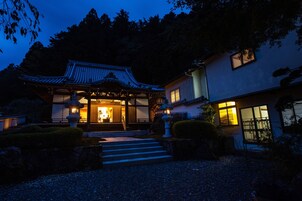 Fachada de la propiedad por la tarde o noche