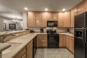 Jääkaappi, mikroaaltouuni, uuni, liesi