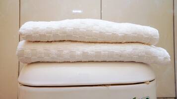 Kamar Double Standar | Kamar mandi | Shower dan handuk