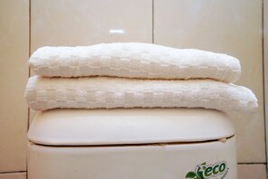 Quarto casal standard | Banheiro | Chuveiro, toalhas de banho