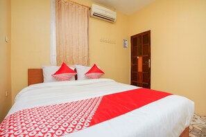 Standard Double Room | Free WiFi - Hotel O Az Zahra Residence Syariah (Surabaya)