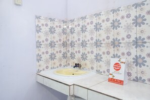 Indonesia Standard Double | Bathroom | Shower, towels - OYO 2415 Ibma Smart Syariah (Pandaan)