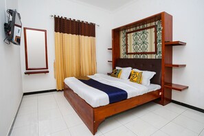 Deluxe Double Room | Free WiFi - OYO 2718 Backpacker's Homestay Jlegong (Wonosobo)
