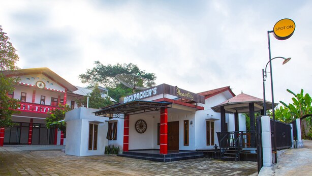 A building with a sign reading "BACKPACKER'S" and "Homestay". - OYO 2718 Backpacker's Homestay Jlegong (Wonosobo)
