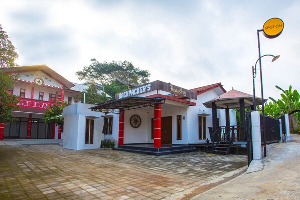 Exterior - OYO 2718 Backpacker's Homestay Jlegong (Wonosobo)