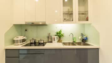 Réfrigérateur, micro-ondes, four, plaque de cuisson