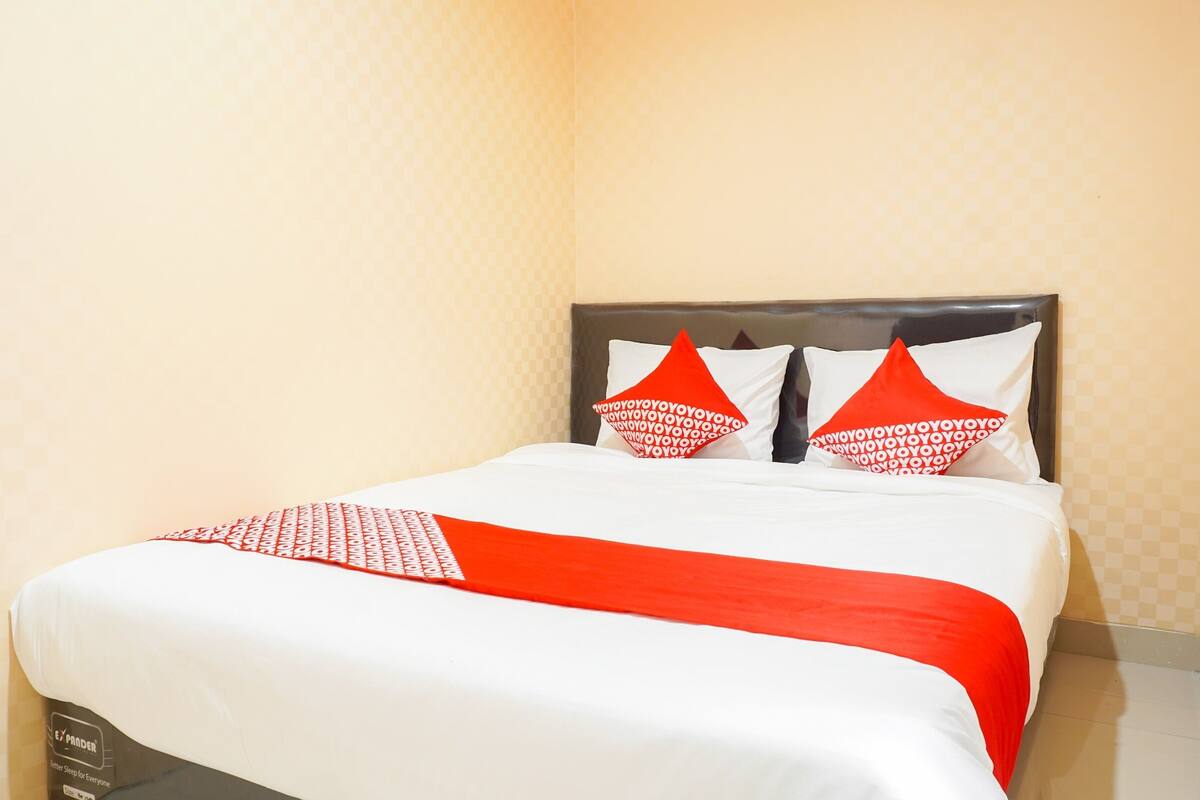 Desk, free WiFi, bed sheets