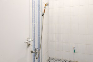 Basic Single Room | Bathroom | Shower, towels - SPOT ON 2723 Gatsu Kost (Nganjuk)