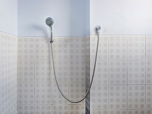 Standard Double Room | Bathroom | Shower, towels - Hotel O Zn Guest House (Makassar)