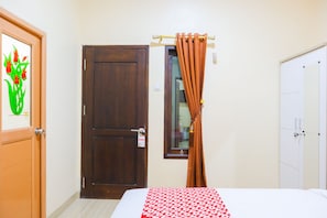Deluxe Double Room | Free WiFi - OYO 2741 Kr Bulan (Tangerang)