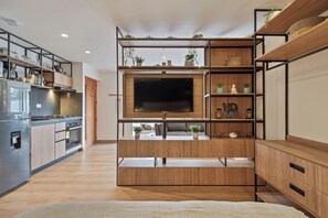 Kühlschrank, Mikrowelle, Wasserkocher mit Kaffee-/Teezubehör