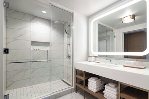 Douche à « effet pluie », articles de toilette gratuits, sèche-cheveux