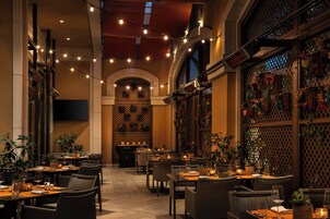 4 restaurants, breakfast served