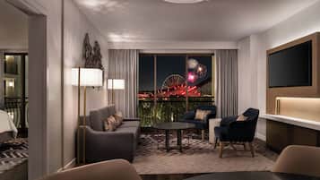 Suite, 1 Bedroom, Theme Park View | Egyptian cotton sheets, premium bedding, down comforters, pillowtop beds