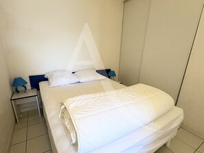 1 chambre, fer et planche Ă repasser