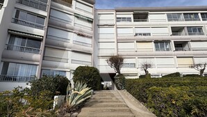 A multi-story residential building with a central staircase leading to the entrance. - STUDIO 4 PERS AVEC PKG BORD DE PLAGE VUE MER (Sète)