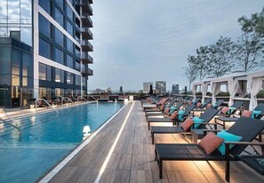Seasonal outdoor pool - 414 Light St (Baltimore)
