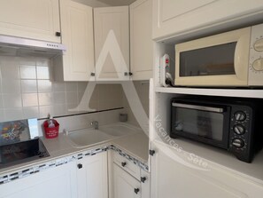 Kjøleskap, mikrobølgeovn, ovn og kaffetrakter/tekoker