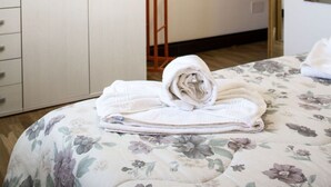 A bedroom with a bed, a wardrobe, and a stone wall. - Beautiful apartment for 4 people with WIFI, TV, patio and pets allowed (Ovasta)