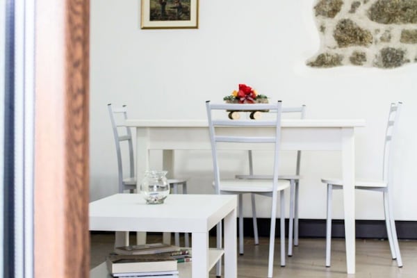 Table, Propriété, Bois, Design Intérieur, Sol, Sol, Rectangle, Chaise, Dur, Porte