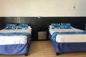 Quarto standard, 2 camas Queen | Frigobar, Wi-Fi de cortesia, roupa de cama