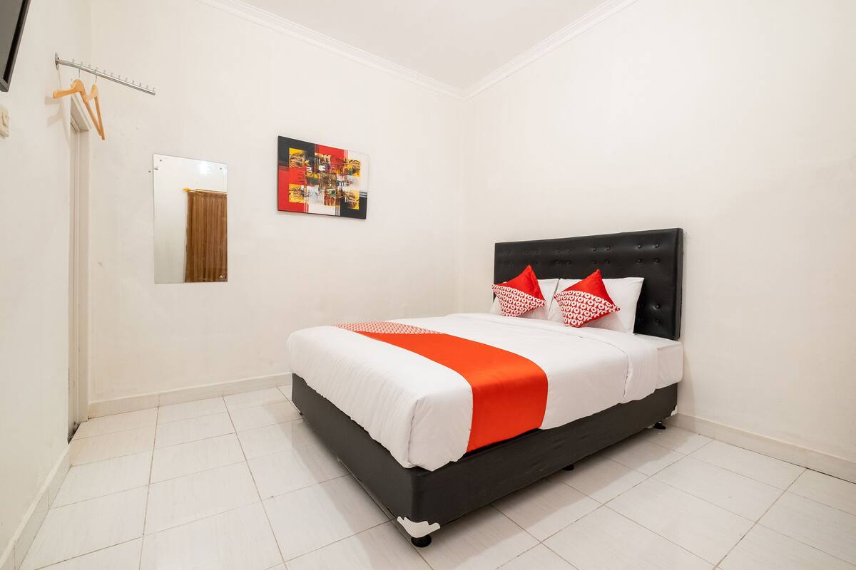 Desk, free WiFi, bed sheets