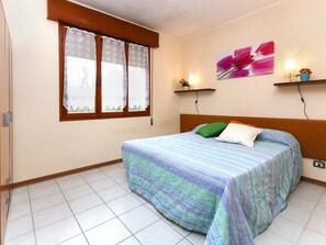 1 bedroom, travel cot, free WiFi, bed sheets