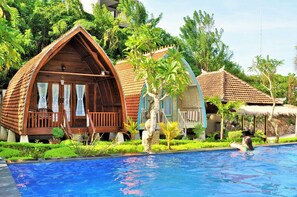 Alberca al aire libre y camastros 