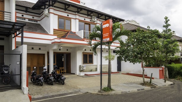 Um edifício residencial com placa indicando moradia unifamiliar.