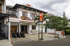 A residential building with a sign indicating a single-family residence. - OYO 2728 Sinulingga Residence (Bandung)