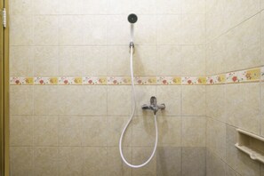 Standard Double Room | Bathroom - OYO 2728 Sinulingga Residence (Bandung)