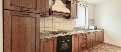 Ofen, Toaster, Gefrierschrank, Esstisch