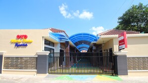 A building with a sign reading "OYO Otel Finca Spanish" and a gated entrance. - OYO 2630 Wisma Fahza Syariah (Bandar Lampung)
