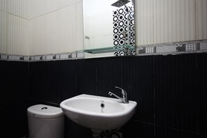 Chambre Standard double | Salle de bain | Douche, serviettes fournies