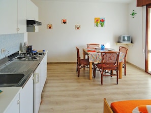 Microwave, dining tables - Nice apartment for 4 guests with A/C, WIFI, TV, balcony and pets allowed (San Michele Al Tagliamento)