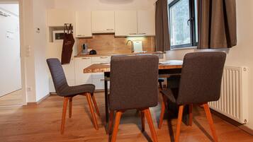 Refrigerador, microondas, lavavajillas y cafetera y tetera