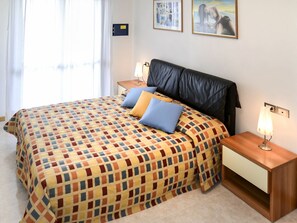 2 bedrooms, travel crib, free WiFi, bed sheets