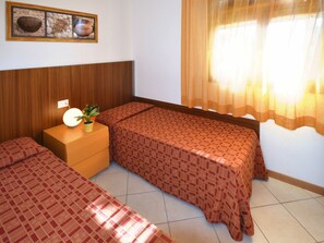 2 Schlafzimmer, Reisekinderbett, Bettwäsche